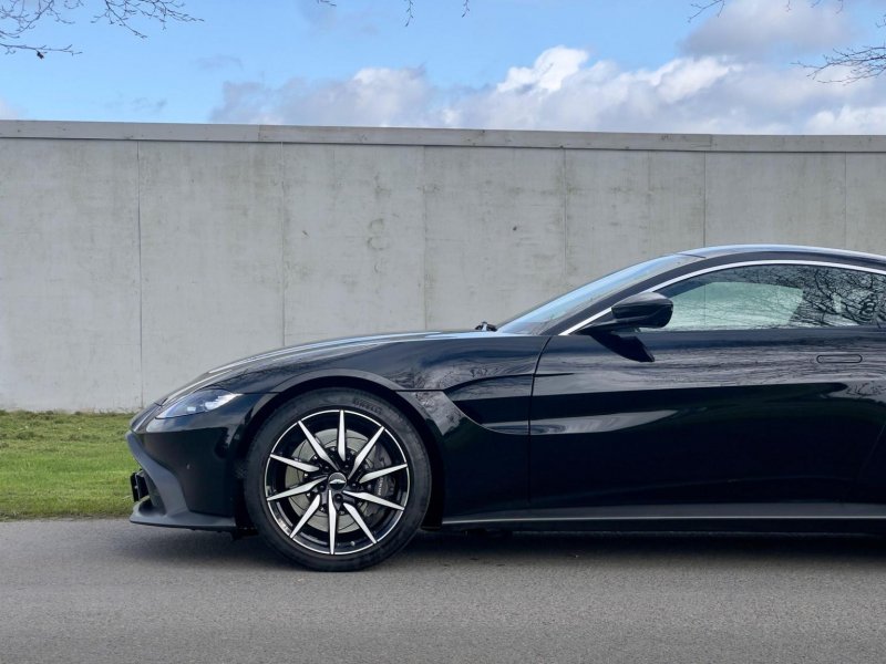 ASTON MARTIN VANTAGE