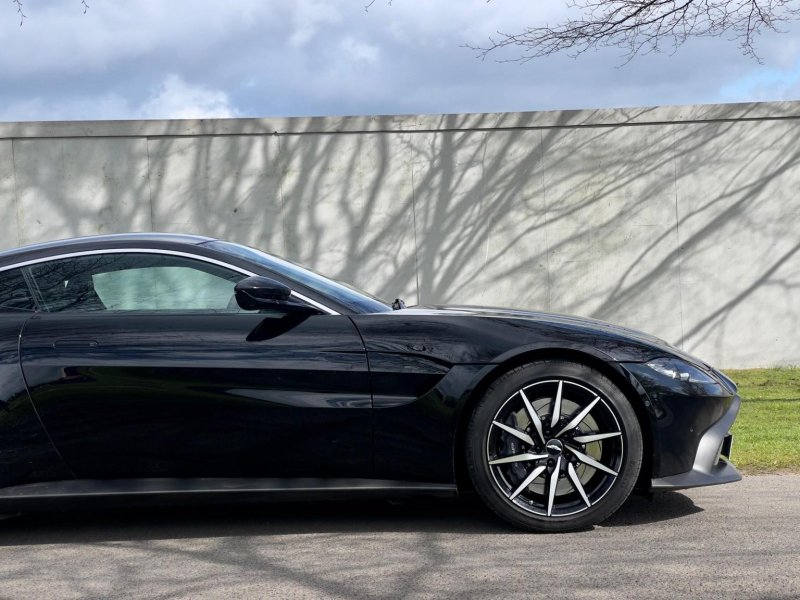 ASTON MARTIN VANTAGE