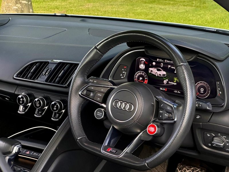 AUDI R8