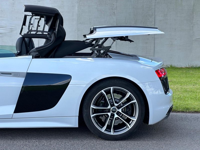 AUDI R8
