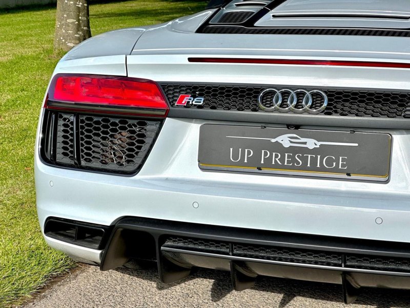 AUDI R8
