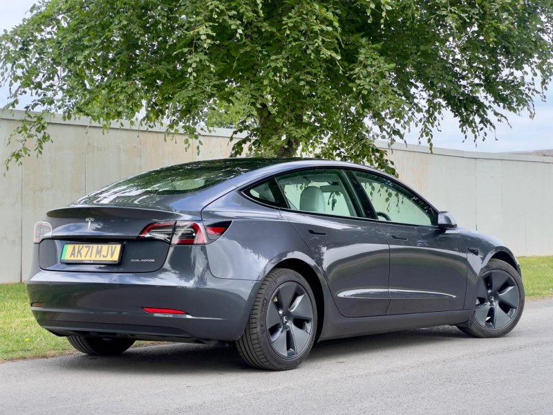 TESLA MODEL 3