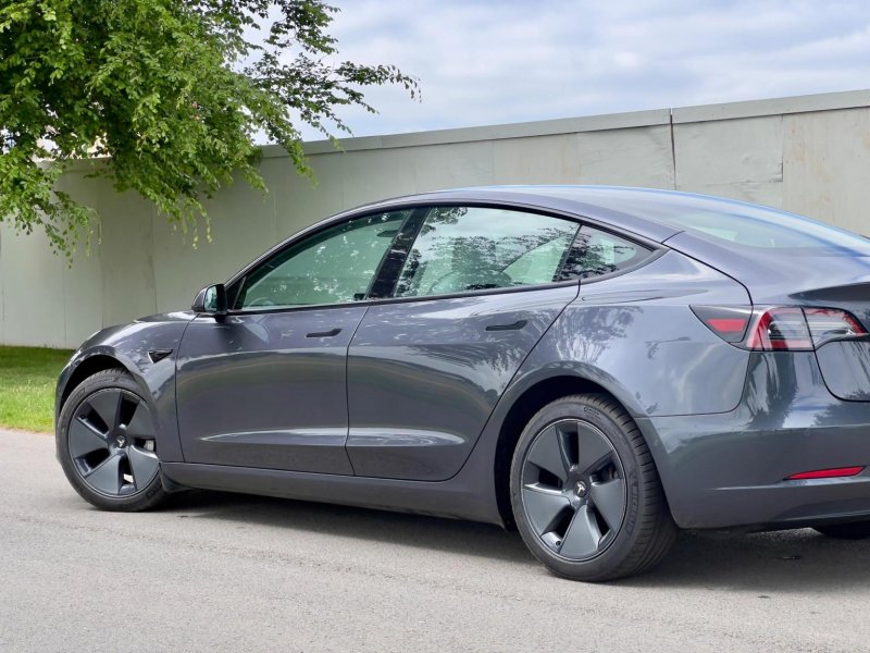 TESLA MODEL 3